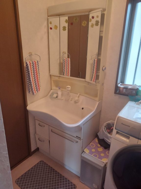 市川市K様 洗面台交換、玄関目隠しパネル施工、トイレ交換工事