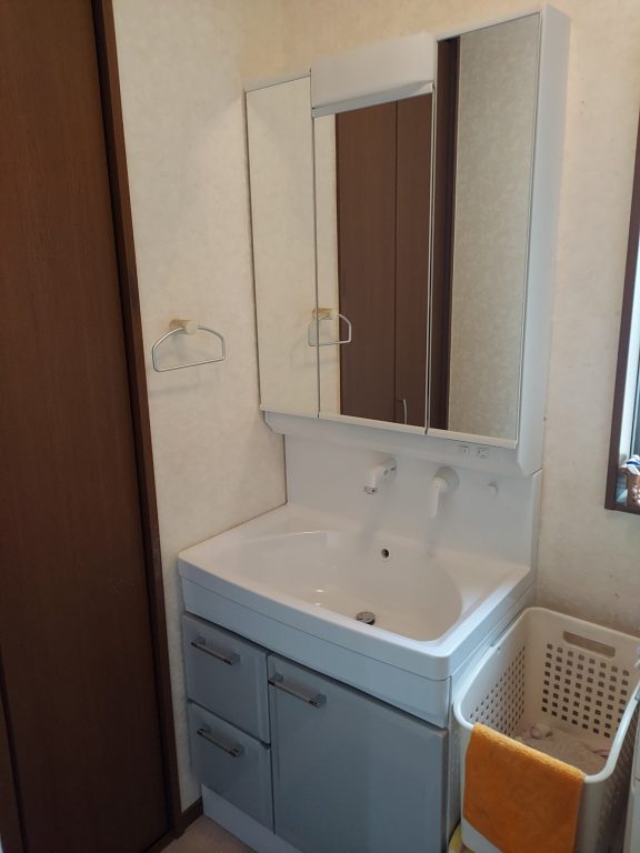 市川市Ｋ様　洗面台交換、玄関目隠しパネル施工、トイレ交換工事